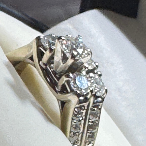 Elegant Diamond Wedding Set - Picture 9 of 16